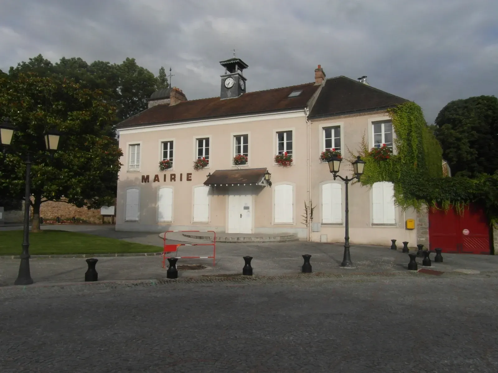 Immobilier à Nandy avec Fatima Rabia, conseillère immobilière locale